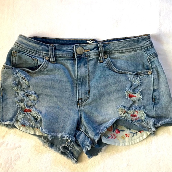 Almost Famous Distressed Denim Shorts Embroidered Pockets Junior Sz 7 Mid Rise - Picture 1 of 12